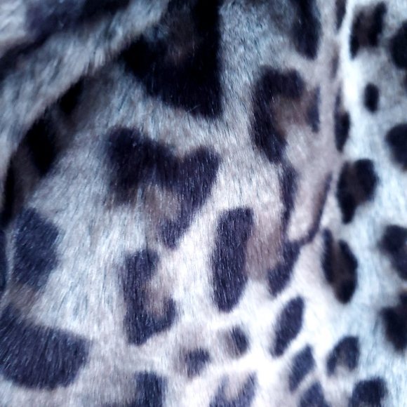 Faux Fur Snow Leopard Coat. NWT Soft + Luxe Winter Staple - Picture 4 of 6